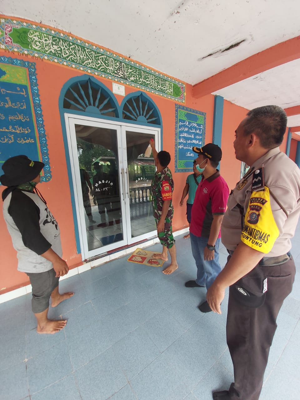 TMMD ke 107, Satgas dan Pejabat Kelurahan Guntung Laksanakan Sosialisasi dan Penyemprot Disinfektan 
