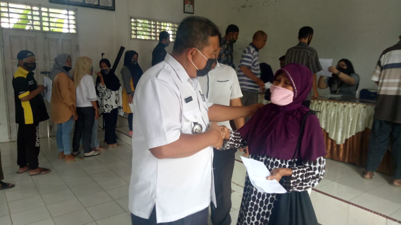 Penyerahan BST Tahap 9 di Pantau Langsung Camat Rantau Selatan