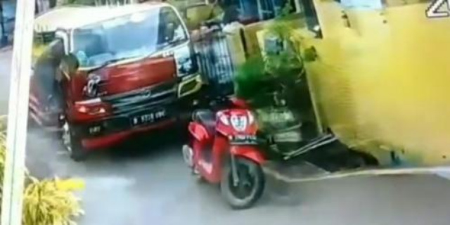 Viral Video Pria Curi Uang dari Mobil Penyedot Tinja