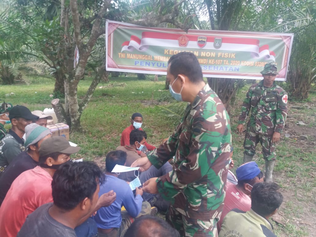 TMMD ke 107, Cegah Corona, Satgas Bagi-bagi Masker