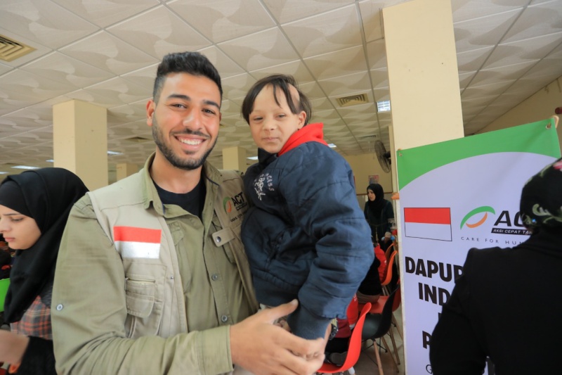 Keceriaan Anak Sindrom Down di Gaza Santap Sajian Bergizi