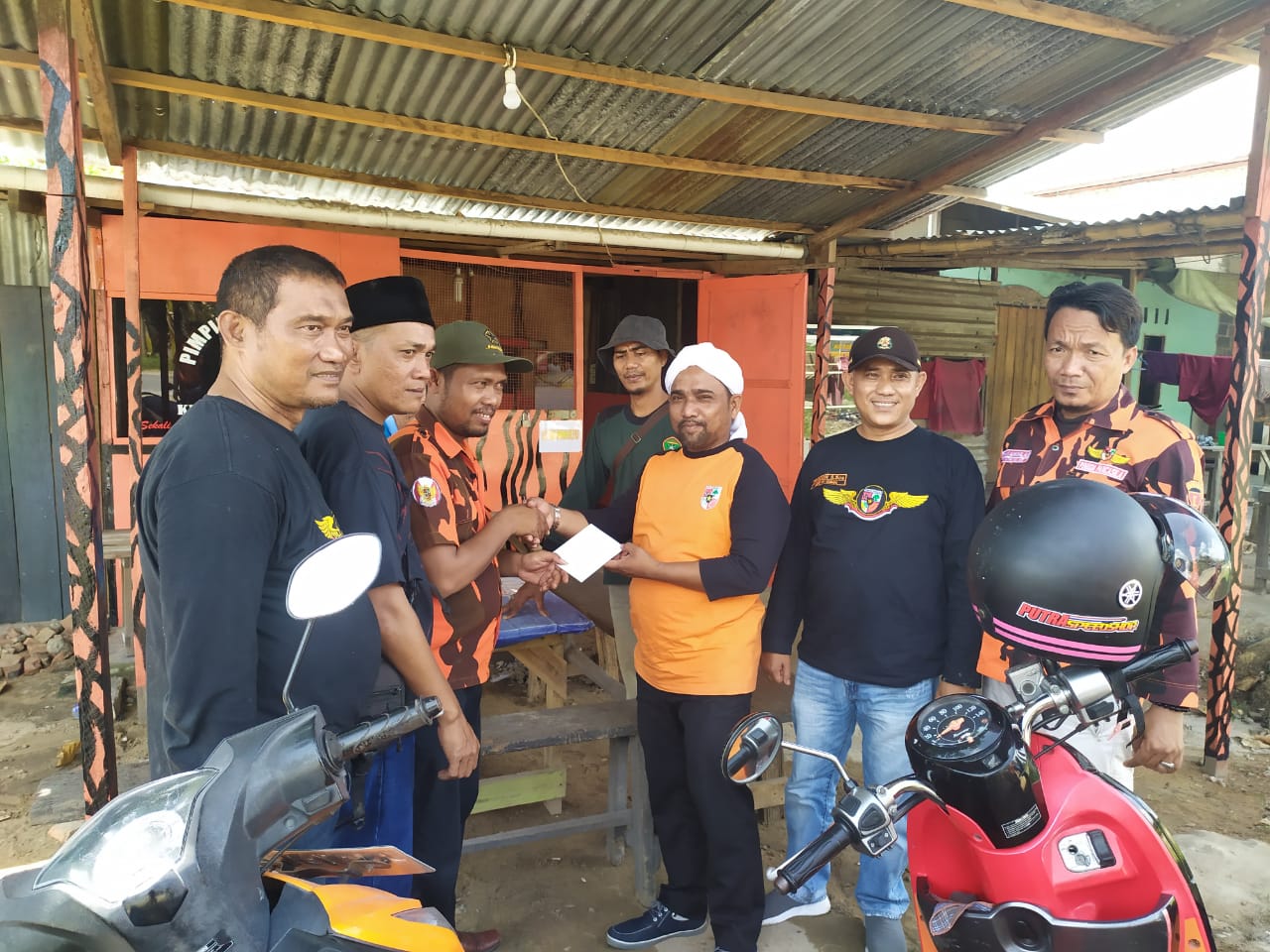 Ketua PAC PP Dumai Timur Serahkan Bantuan Pendirian Posko