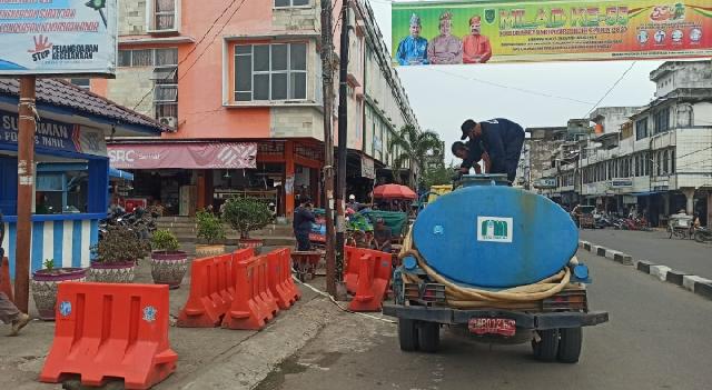 Pengisian Air Cuci Tangan di Sejumlah Titik Keramaian