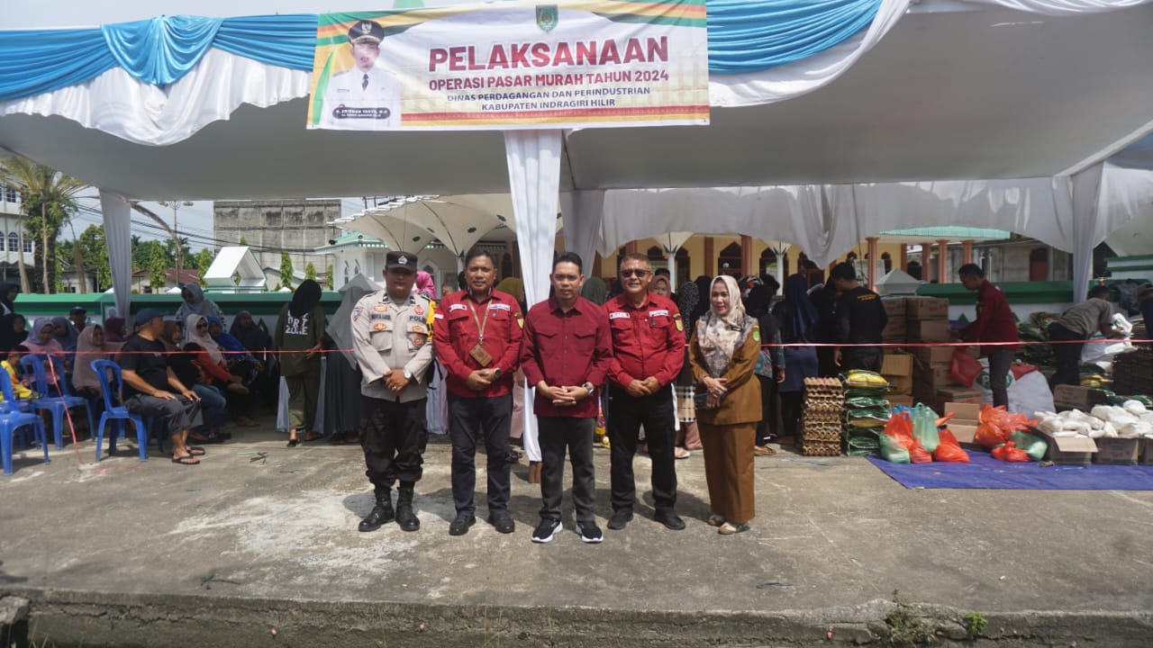 GALERI: Pj Bupati Erisman Yahya Tinjau Pasar Murah di Tembilahan Hulu