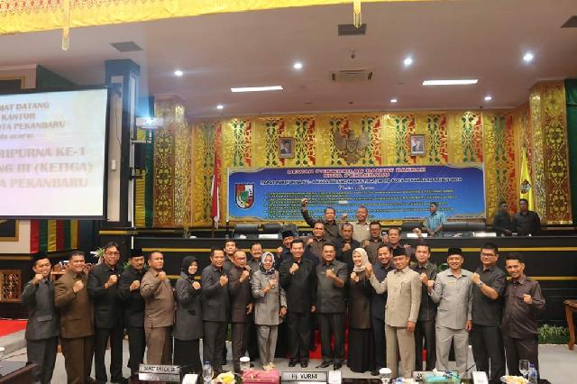 BK DPRD Pekanbaru Laporkan Hasil Kerjanya Saat Rapat Paripurna