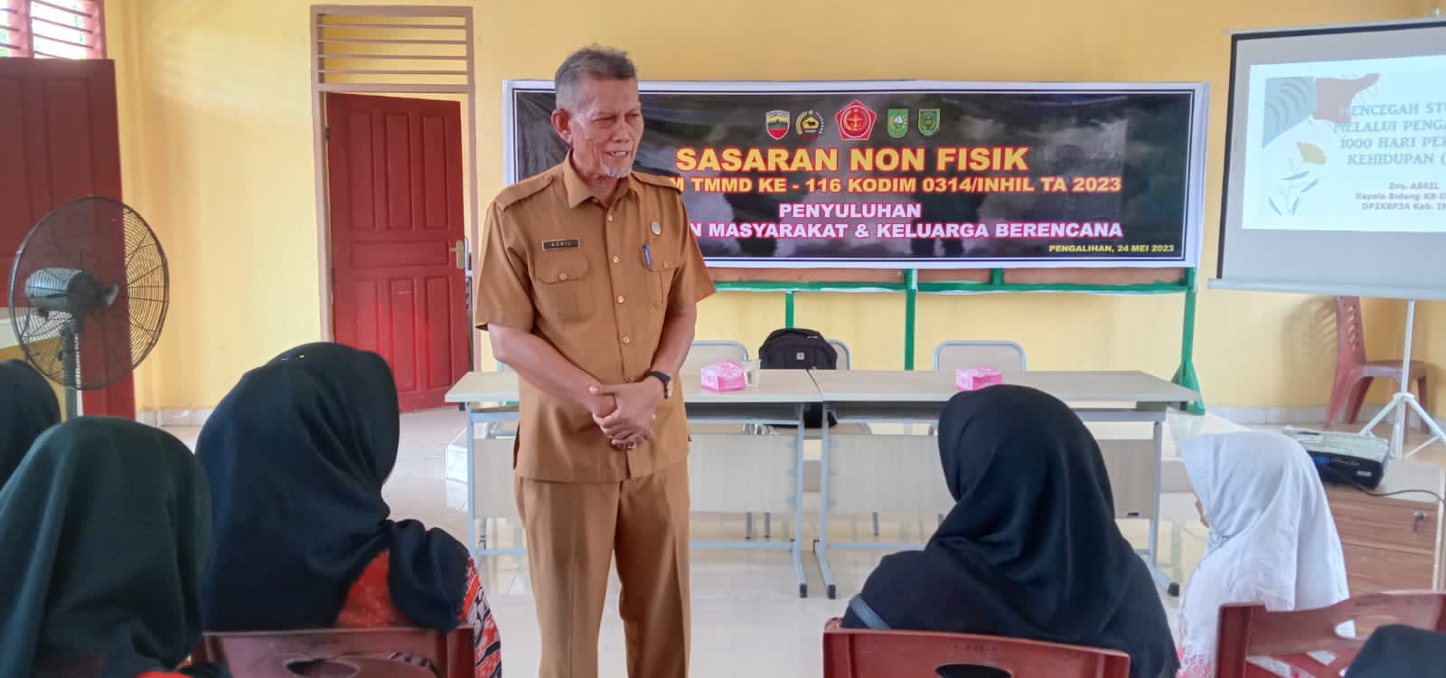 Bersama DP2KBP3A Inhil, Satgas TMMD 116 Kodim 0314/Inhil Berikan Penyuluhan Kesehatan Masyarakat dan KB