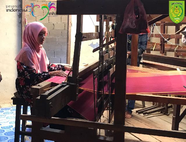Beginilah Proses Tenun di Rumah Tenun Cempaka Wangi