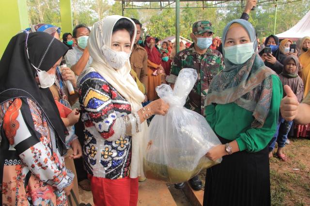 Bupati dan Wabup Rohul Panen Ikan Perdana di Desa Suligi