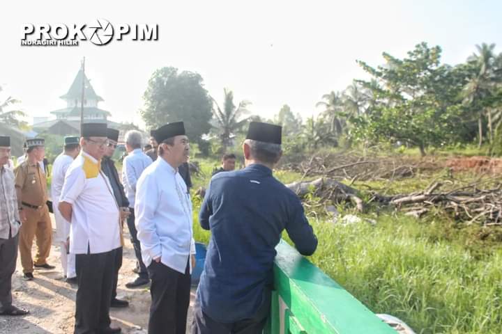 Bupati Inhil Dampingi Gubri Ziarah Ke Makam Tuan Guru Sapat