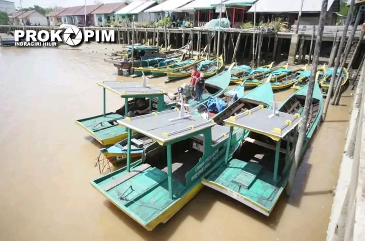 Bupati Inhil Serahkan Bantuan 18 Unit Kapal Motor di Pulau Cawan