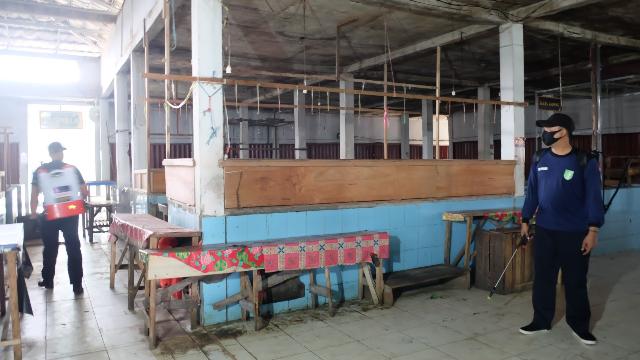 Penyemprotan Disinfektan Area Pasar di Tembilahan
