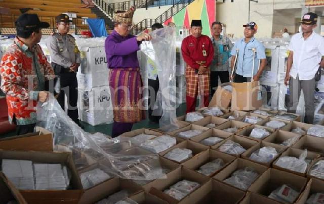 Bupati Inhil Tinjau Logistik KPU di Venue Futsal