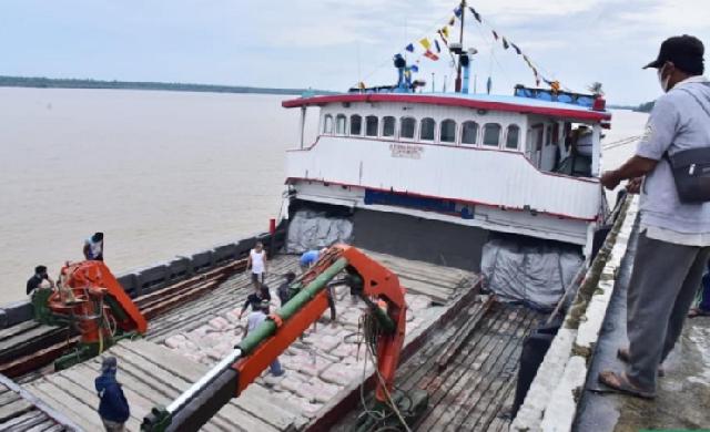 Wabup Resmikan Bongkar Muat Perdana di Pelabuhan Parit 21 Tembilahan