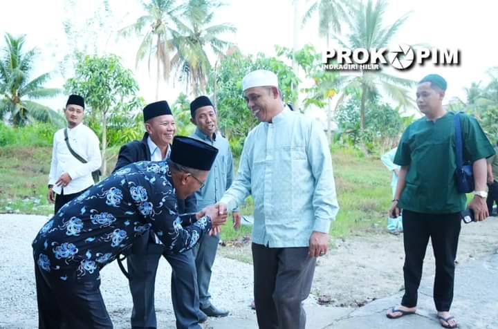 Pj.Bupati Herman Buka Bersama Dan Serahkan Bantuan Rp 10 Juta Di Mesjid Al-Mujahidin Pelangiran