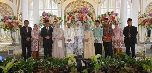 Bupati Wardan Hadir Sebagai Saksi dalam Resepsi Pernikahan Anak Kajari Tembilahan