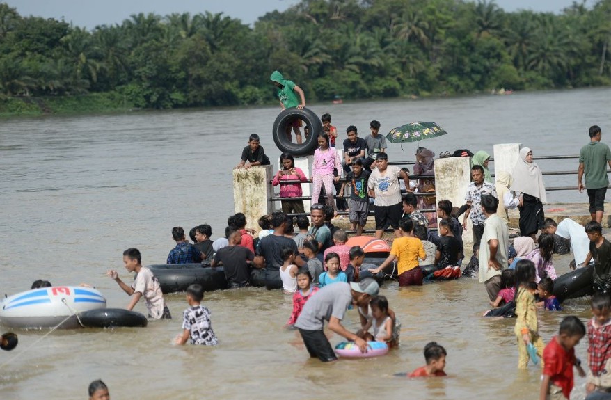 Gubernur Syamsuar Hadiri Event Wisata Balimau Kasai di Desa Batu Belah