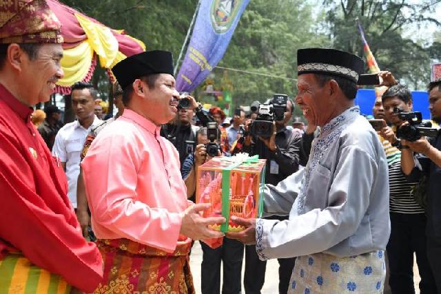 Gubri dan Bupati Bengkalis Hadiri Puncak Festival Mandi Safar  di Pantai Tanjung Lapin