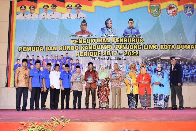 GALERI FOTO: Petria Dikukuhkan Sebagai Ketua Bundo Kanduang Gonjong Limo Dumai