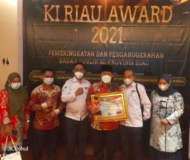 BUPATI ROHUL H.SUKIMAN TERIMA PENGHARGAAN KATEGORI KAB/KOTA DENGAN PERINGKAT MENUJU INFORMATIF
