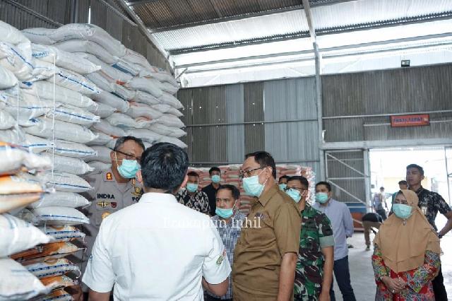 Bupati Inhil Tinjau Ketersedian Beras di Gudang Bulog