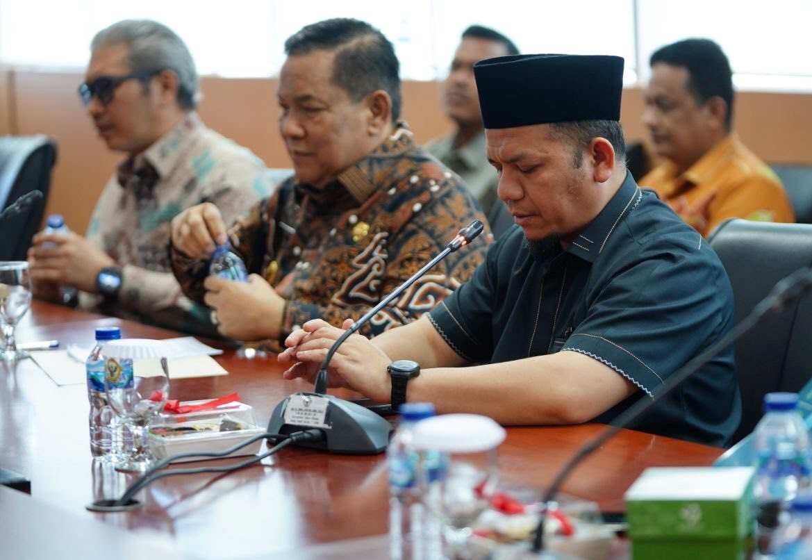 Pimpinan DPRD Riau Ahmad Tarmizi Hadiri Penyerahan LHP Kepatuhan BUMD